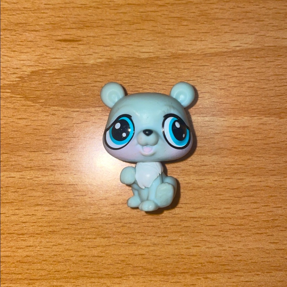 littlest pet shop baby polar bear cub with blue eyes and paw up